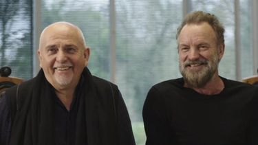 Peter Gabriel y Sting se unen en un llamado a Chile para “votar por la esperanza”