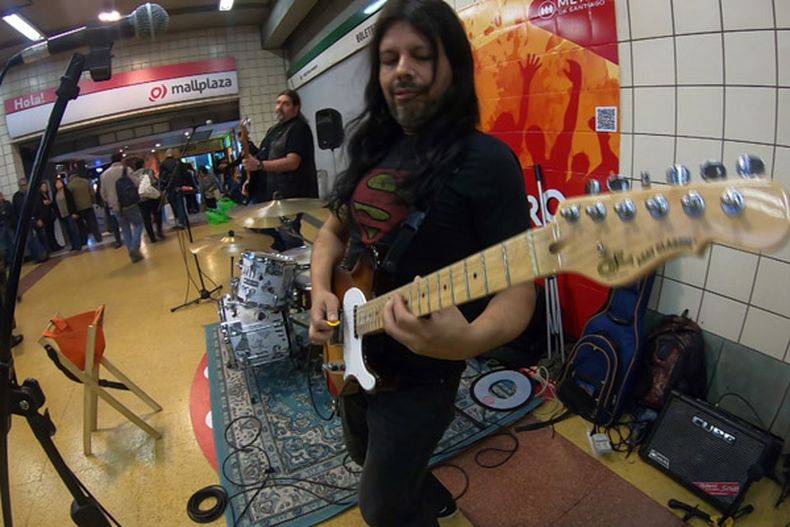 Musicos en el metro de Santiago.jpg