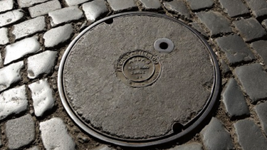 Mujer de 72 años cayó en cámara sin tapa: Aguas Andinas y Ñuñoa deberán pagarle $77 millones