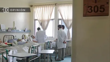 El Desconcierto | 18555 medicos en un hospital viendo a una paciente.webp