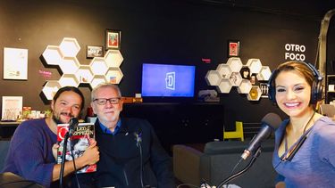 La incursión en los sonetos de Nano Stern con Óscar Hahn: La poesía está en los versos de los adolescentes y en las manitos de los viejos