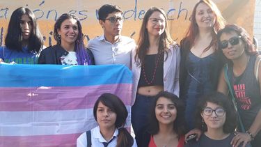Arlén se matricula en el Liceo 1: Estudiante trans fue aceptada e ingresará este lunes a clases