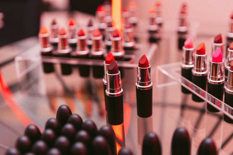 marca de cosmetica celebra 40 anos y regalara en un dia 15 mil labiales en todo chile.png