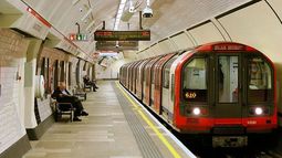Policía califica como acto terrorista explosión que dejó a 18 personas heridas en metro de Londres