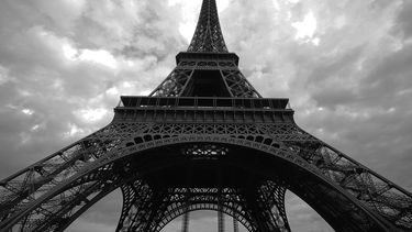 VIDEO| Alarma en París: Evacúan la Torre Eiffel luego de amenazas de bomba