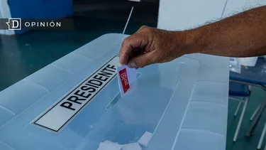 El Desconcierto | 25776 mano de una persona poniendo un voto en una urna.webp