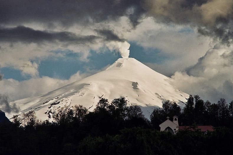 7474 wikipedia volcan villarrica.jpg