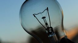 Alertan que alza en cuenta de luz golpeará a más vulnerables y propicia la contaminación