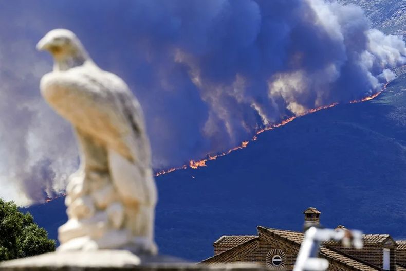 Medios aéreos trabajan en las labores de extinción de los incendios forestales en España - Agencia EFE