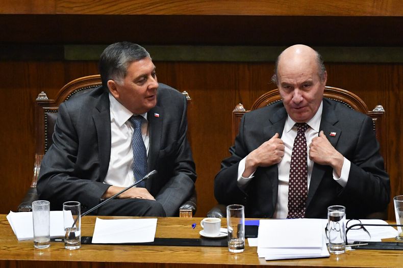 El ministro de Hacienda Jorge Quiroz junto al ministro del interior Claudio Alvarado - Agencia Uno