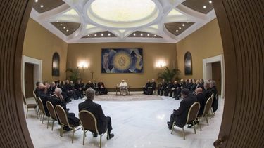 Vaticano convoca a madres solteras y aclara que sí pueden recibir la comunión en misa