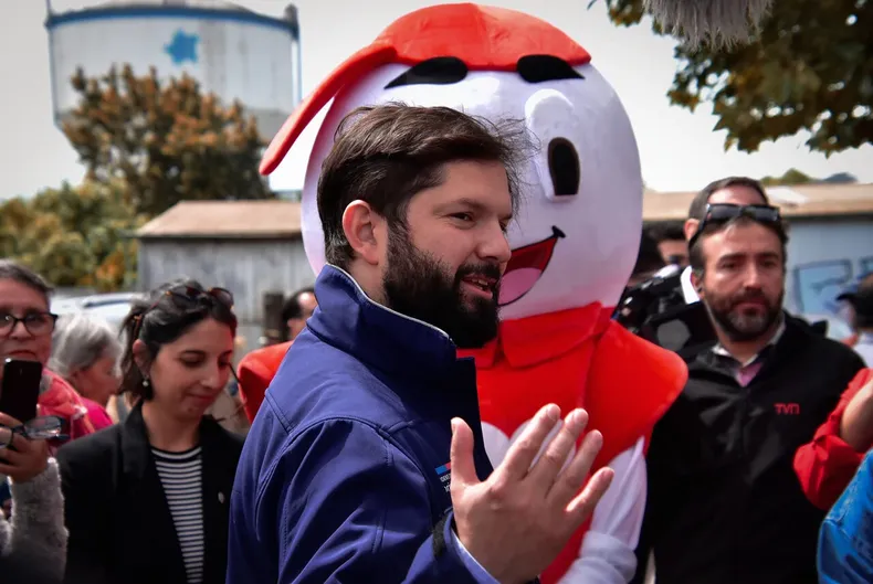 la aparicion de boric en la teleton que dejo tres donaciones y el regreso inesperado de un objeto del ano pasado.webp