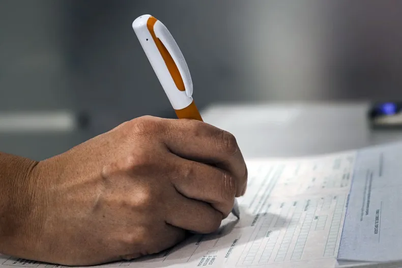le rechazaron 6 licencias de 2019 tras accidente laboral pese a quedar pension de invalidez corte ordeno reevaluar.webp
