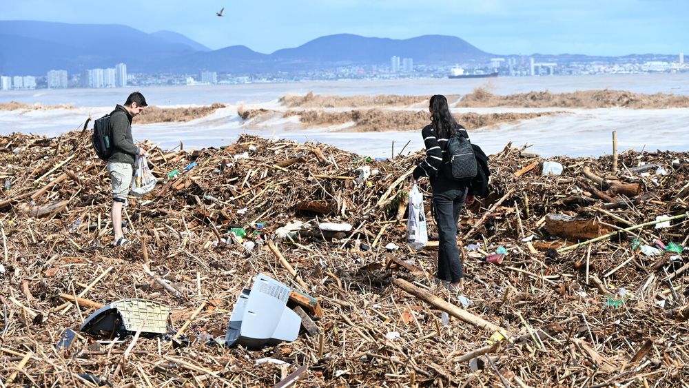 Personas comienzan la limpieza de la playa de La Serena y Coquimbo tras las lluvias - Agencia Uno