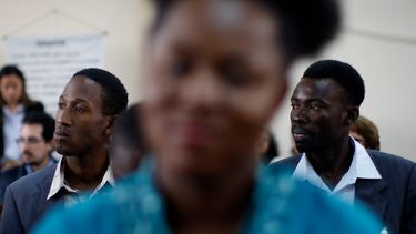 Mejor retírense del lugar: Mall de Lo Barnechea expulsa a trabajadores haitianos que conversaban en el recinto