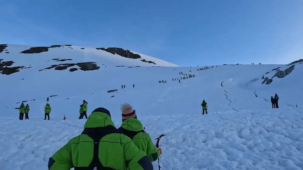Científicos alzan la voz por turismo de lujo en la Antártica: “Es de los ecosistemas más sensibles del planeta”