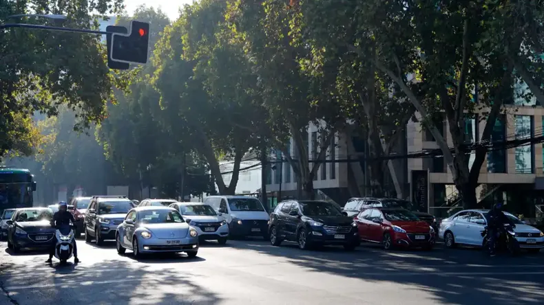 conductora destruyo auto tras choque por no respetar signo pare y debera compensar a afectada con 67 millones.webp