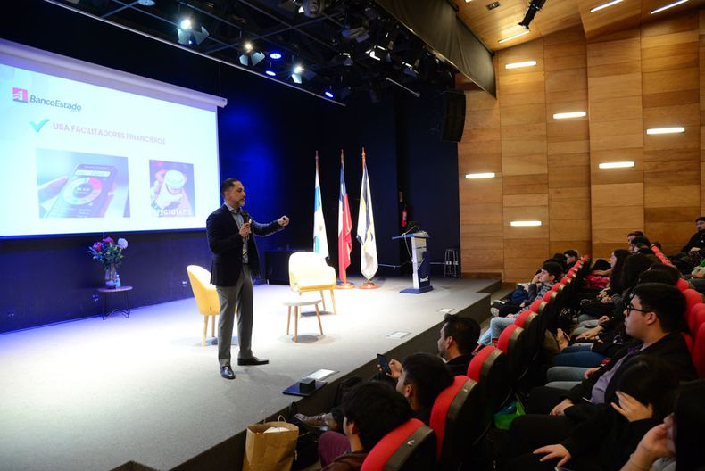 bancoestado impartira mas de 100 charlas en colegios del pais para entregar  herramientas financieras a estudiantes.jpg