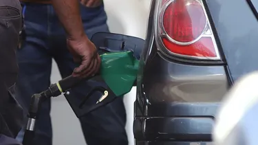 Todos los combustibles suben a partir de este jueves: Revisa alza de la gasolina, el diésel y la parafina