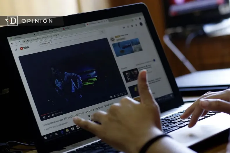 19472 persona viendo un video en youtube.webp