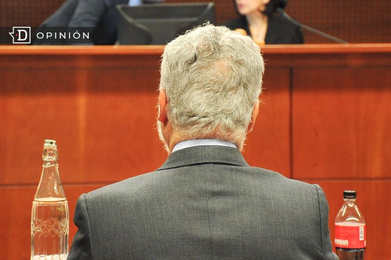 4420 imagen de luis hermosilla de espaldas en el tribunal.jpg