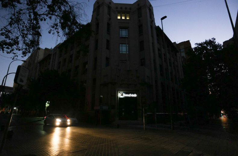 Habrá cortes de luz en 6 comunas de Santiago - Agencia Uno