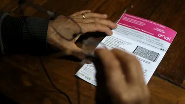 Carta con 11 mil firmas pide a Boric renegociar contratos “antiguos, caros y fósiles” para bajar la cuenta de la luz
