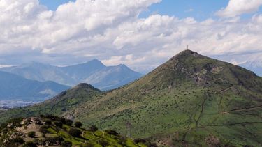 Fundación Cerros Isla, Reforestemos y Corporación Ciudades analizan los avances en Renca y Chena, la falta de mecanismos para abrir terrenos privados y los desafíos de planificación urbana Santiago.