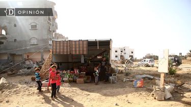 El Desconcierto | 5854 imagen de un puesto de comida en una zona destruida en la fr.jpg