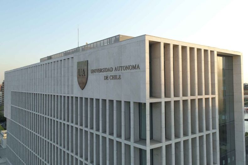 fue suspendida 1 semestre de universidad por pelea con companera  corte dejo sin efecto por ser hostigada.jpg