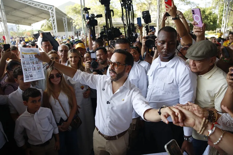 El candidato presidencial del movimiento Defensores de la Patria, Abelardo de la Espriella, vota en Barranquilla - Agencia EFE