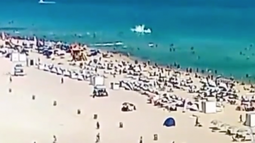 VIDEO| Helicóptero se estrella cerca a la playa de Miami Beach ante cientos de turistas