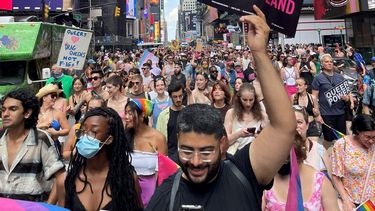 Nueva York celebra un Orgullo LGTBI+ virtual, pero miles de personas salen a la calle