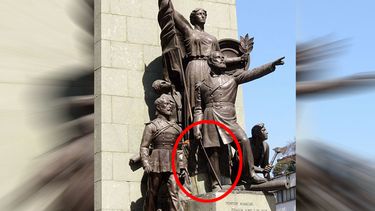 Roban espada de Arturo Prat de la estatua situada frente al Mercado Central de Santiago