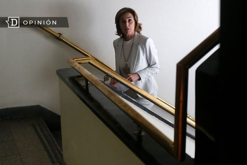 5339 imagen de marcela cubillos subiendo una escalera.jpg