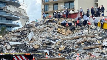 Aumenta a 16 la cifra de fallecidos por el derrumbe en Surfside de Miami-Dade