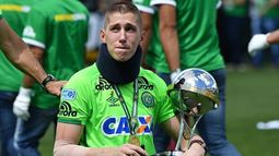 Tres jugadores de Chapecoense sobrevivientes a la tragedia levantan la Copa Sudamericana