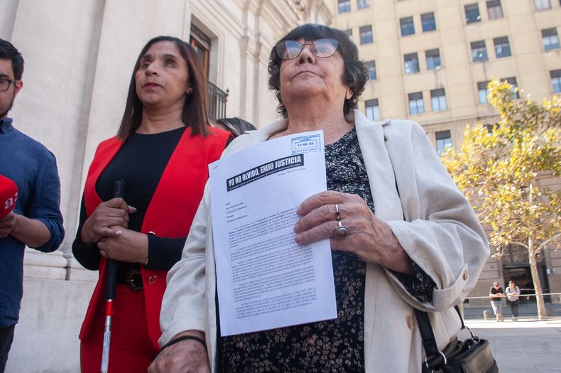 Fabiola Campillai y Alicia Lira entregan una carta en el Palacio de La Moneda, dirigida al presidente José Antonio Kast - Agencia Uno