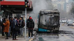 Delegación presidencial se querellará por quema de micros cercana al Liceo de Aplicación