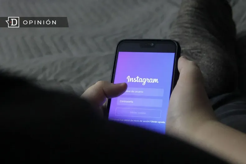 17334 imagen de un celular ingresando a instagram.webp