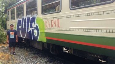 Detienen a chileno por hacer graffitis en tren de Machu Picchu