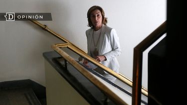El Desconcierto | 5339 imagen de marcela cubillos subiendo una escalera.jpg