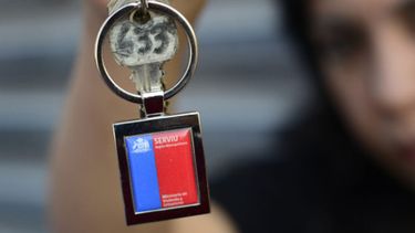 Techos volaron y lluvia se filtró: Serviu indemnizará a residentes de edificio en La Cisterna