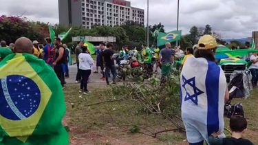 El bolsonarismo llega hasta las puertas de los cuarteles y pide un golpe contra Lula