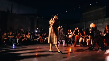 360 Live Show: experiencia inmersiva de danza inspirada en C. Tangana desafía jerarquías del poder con escena circular