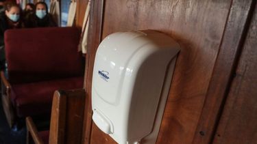 Por ley piden reciclar dispensadores de alcohol gel instalados por Covid con protector solar