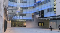 Escándalo en la BBC: Más de 90 rostros ganan más que la primera ministra británica