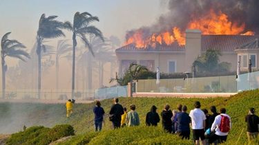 Incendio consume decenas de casas en California mientras sequía no da tregua