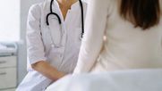 Paciente en consulta médica / Grok