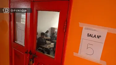 El Desconcierto | 17326 imagen de una sala de clases desde fuera.webp